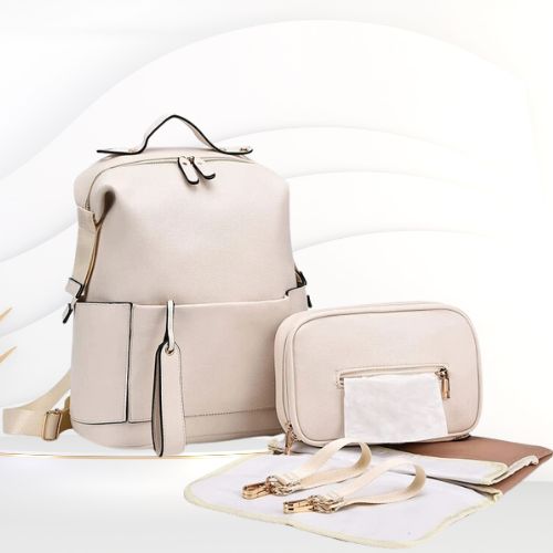 Sac a dos à langer beige avec un porte-mouchoir, deux sangles et un kit rapide de change.