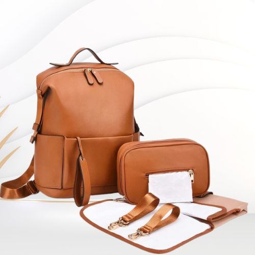 Sac a dos à langer brun avec deux sangles, un porte-mouchoir et un kit de change rapide.