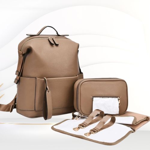 Sac a dos à langer caramel avec deux sangles, un porte-mouchoir plus un kit de change rapide.