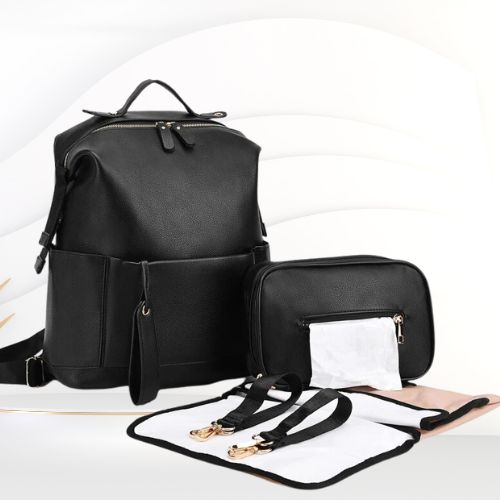 Sac a dos à langer noir montrant deux sangles, un porte-mouchoir avec un kit de change rapide.