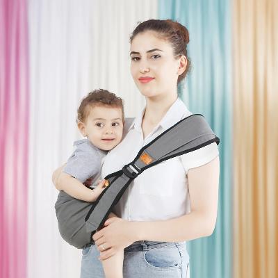 Maman portant son petit garçon dans un porte bébé ventral.